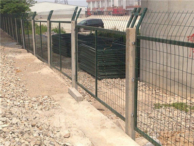 鐵路防護網片_鐵路金屬網柵欄價格_鐵路防護柵欄生產廠家